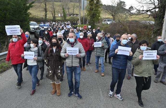 Decenas de personas se han manifestado en el núcleo de Basoaga (Zalla) contra la okupación de una vivienda.