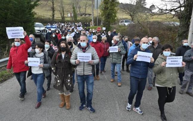 Decenas de personas se han manifestado en el núcleo de Basoaga (Zalla) contra la okupación de una vivienda.