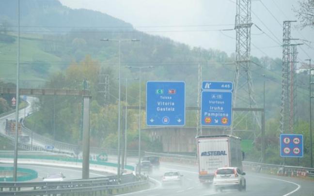 Varios coches toman la A-15 en Andoain