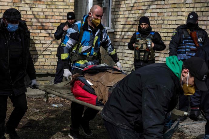 Un cuerpo es llevado a una escuela en Bucha, al noroeste de la capital ucraniana.