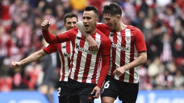 Berenguer celebra un gol junto a Vencedor Berenguer celebra un gol junto a Vencedor