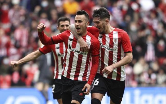 Berenguer celebra un gol junto a Vencedor Berenguer celebra un gol junto a Vencedor