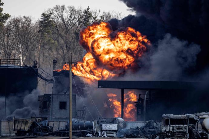 Una instalación de almacenamiento de combustible arde tras los ataques rusos en la ciudad de Kalynivka.