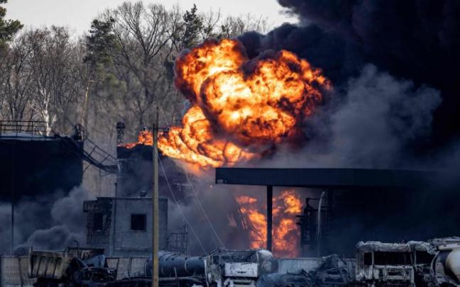Una instalación de almacenamiento de combustible arde tras los ataques rusos en la ciudad de Kalynivka.