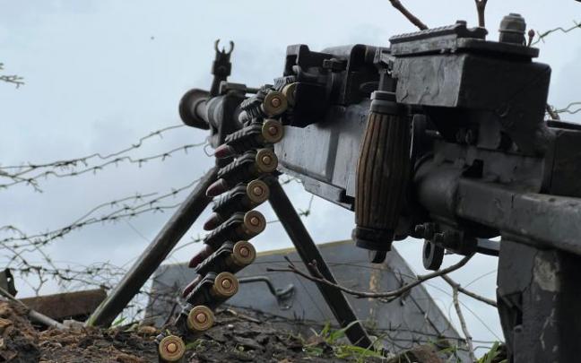 Una ametralladora a lo largo de la línea del frente donde se encuentran las tropas ucranianas, Kharkiv,