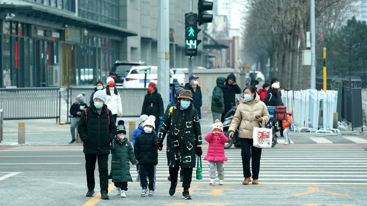 Gente paseando en las calles de Pekín (China).