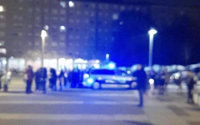 Un furg&oacute;n de la Polic&iacute;a Municipal en el lugar de los hechos.