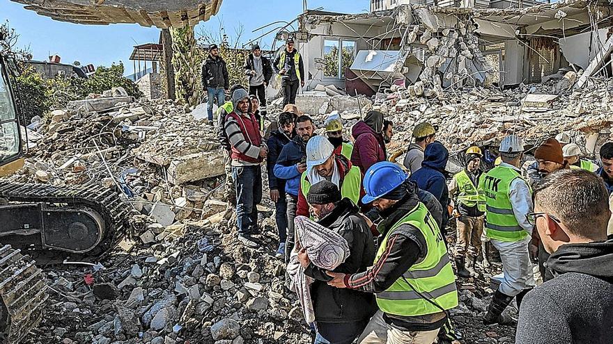 Mineros trasladan el cuerpo de un niño hallado entre los restos de un edificio situado en Antioquia, a 180 kilómetros del epicentro del terremoto.