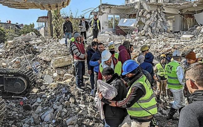 Mineros trasladan el cuerpo de un niño hallado entre los restos de un edificio situado en Antioquia, a 180 kilómetros del epicentro del terremoto.