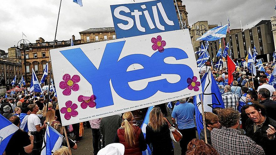 Miles de personas secundan una marcha por las calles de Glasgow a favor de un nuevo referéndum en Escocia, fijado para octubre de 2023. | FOTO: AFP