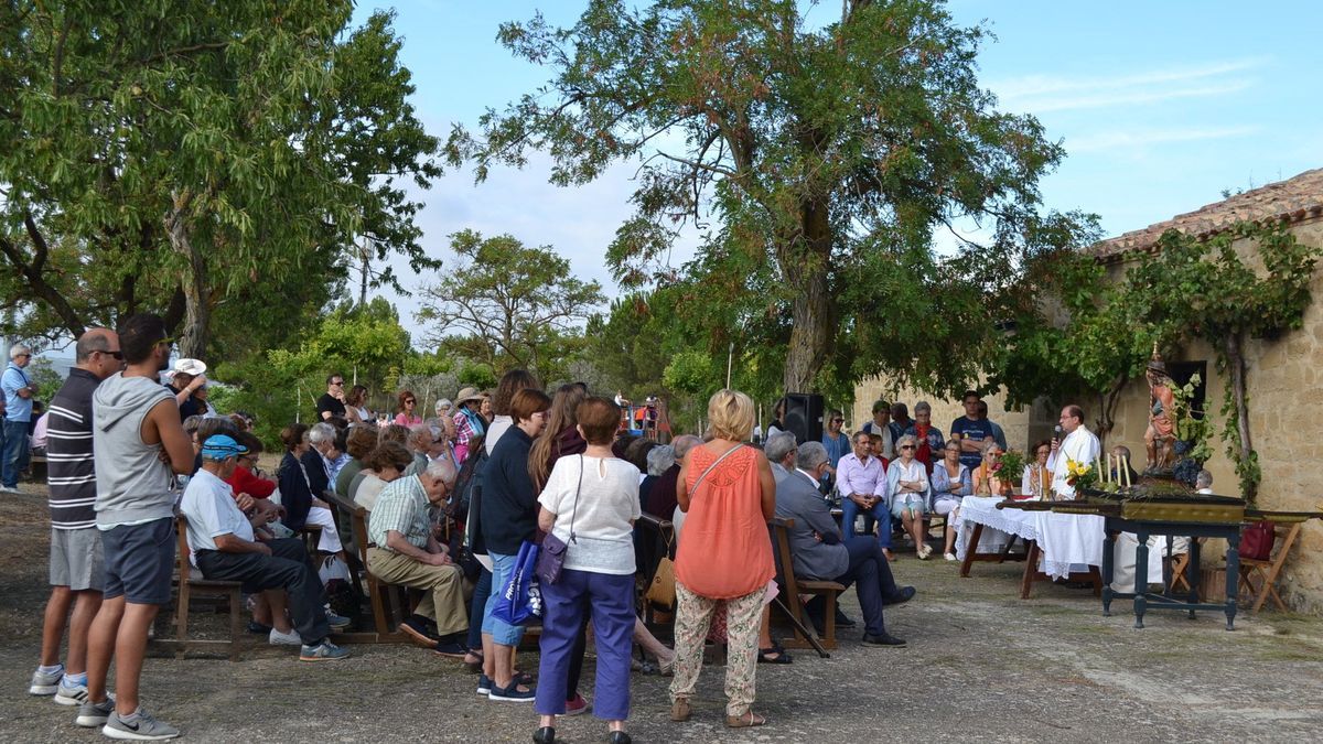 Misa celebrada en las traseras de la ermita durante las fiestas de San Roque