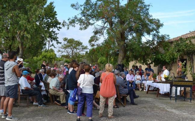 Misa celebrada en las traseras de la ermita durante las fiestas de San Roque