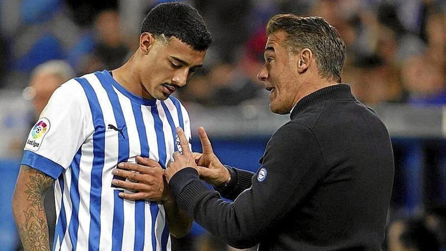 Luis García da indicaciones a Benavídez en el partido ante el Villarreal B.