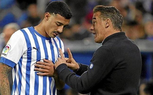 Luis Garc&iacute;a da indicaciones a Benav&iacute;dez en el partido ante el Villarreal B.