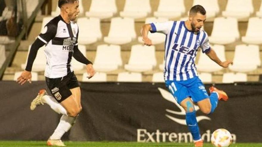 Rioja efectúa un centro en el partido ante el Mérida