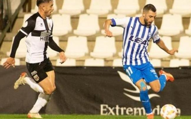 Rioja efectúa un centro en el partido ante el Mérida