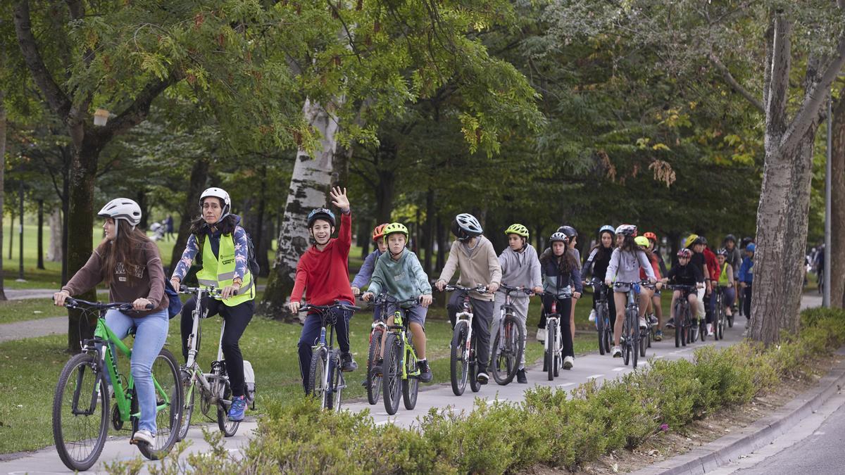 Escolares circulan en bicicleta por Pamplona.