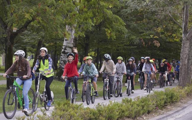 Escolares circulan en bicicleta por Pamplona.