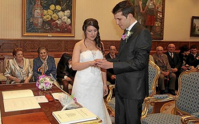 Una pareja de novios se entrelaza los anillos durante una de las bodas civiles celebradas en la sala de recepciones del Consistorio vitoriano. | FOTO: DNA Una pareja de novios se entrelaza los anillos durante una de las bodas civiles celebradas en la sala de recepciones del Consistorio vitoriano. | FOTO: DNA