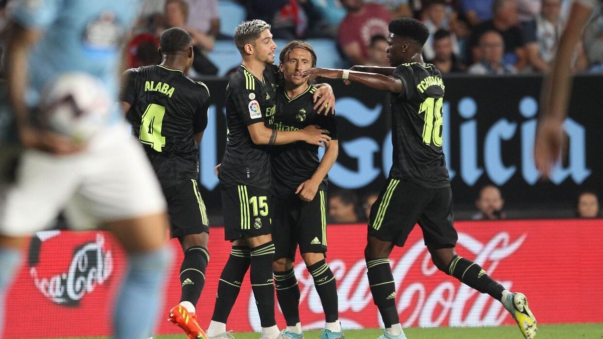 El centrocampista del Real Madrid Luka Modric (2-d) celebra con sus compañeros el segundo gol ante el Celta.