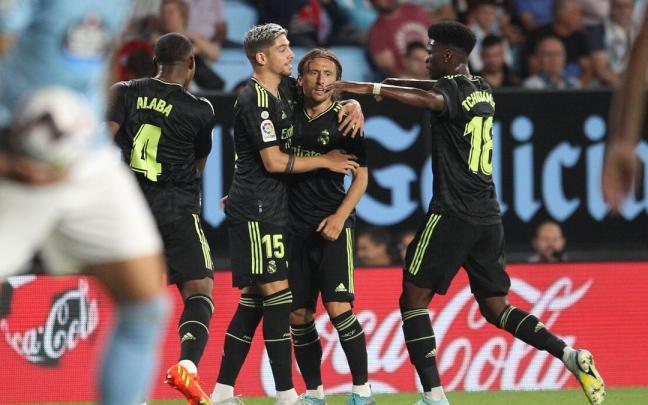 El centrocampista del Real Madrid Luka Modric (2-d) celebra con sus compañeros el segundo gol ante el Celta. El centrocampista del Real Madrid Luka Modric (2-d) celebra con sus compañeros el segundo gol ante el Celta.