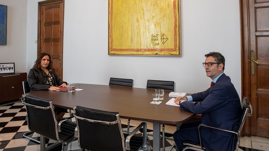 Laura Vilagrà y Félix Bolaños durante la reunión que mantuvieron en abril para esclarecer el espionaje a políticos catalanes.