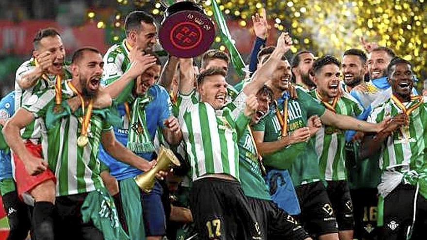 La plantilla del Betis festeja el pasado abril la consecución de la Copa 2021-22. | FOTO: EFE