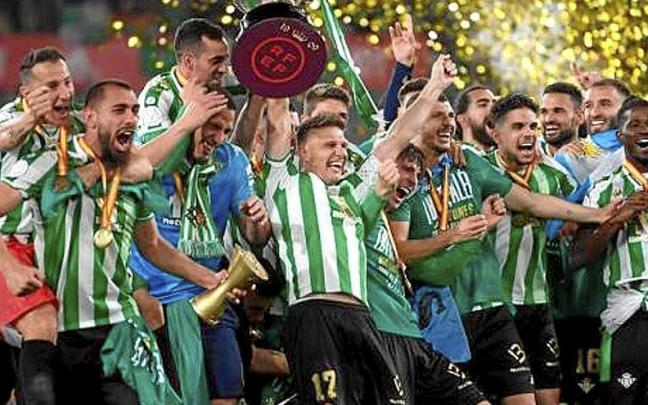 La plantilla del Betis festeja el pasado abril la consecuci&oacute;n de la Copa 2021-22. | FOTO: EFE