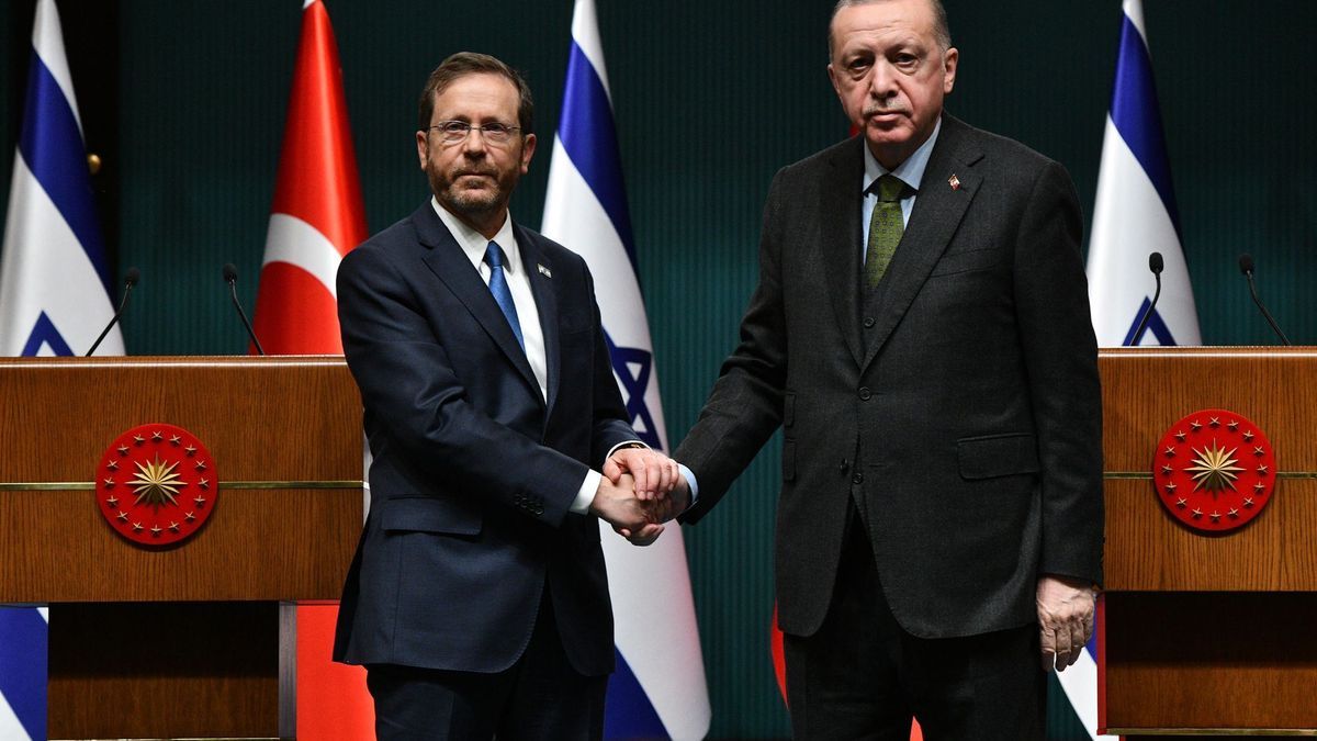 El presidente israelí, Isaac Herzog y el presidente turco, Recep Tayyip Erdogan.