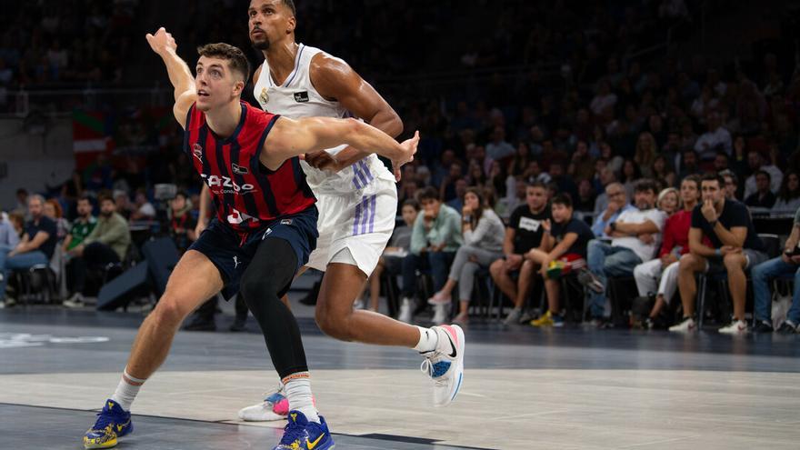 Hommes se esfuerza por frenar a Cornelie en la lucha por un rebote durante el Baskonia-Real Madrid