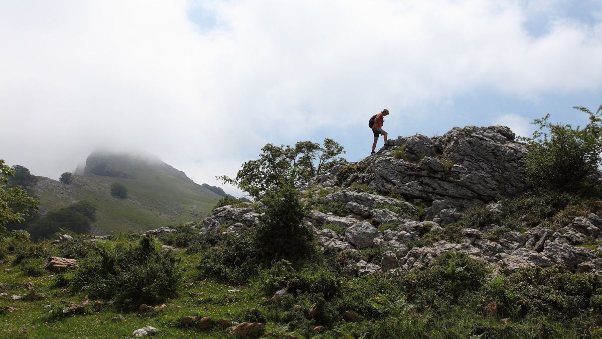 Udalatx, entre las nubes, vigila los últimos metros a la cima de Gongeta.