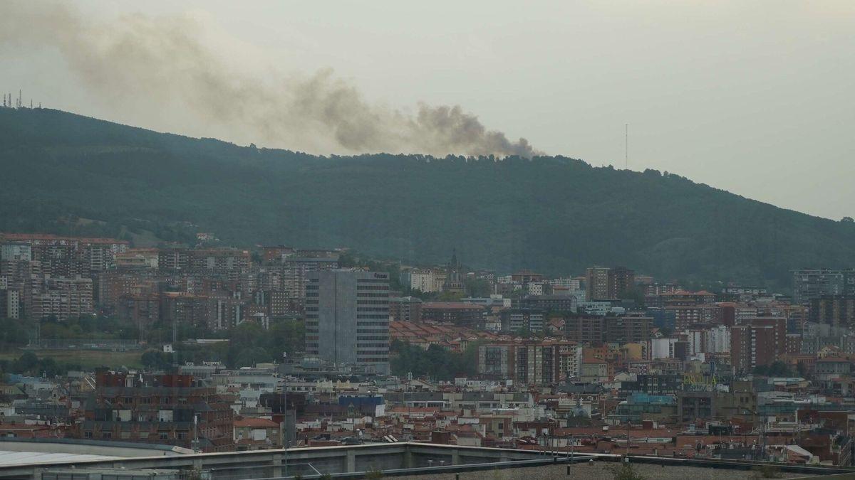 El incendio ha generado una columna de humo visible desde Bilbao