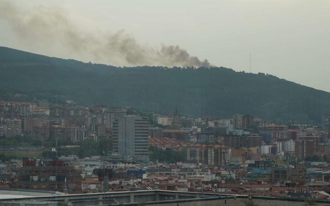 El incendio ha generado una columna de humo visible desde Bilbao