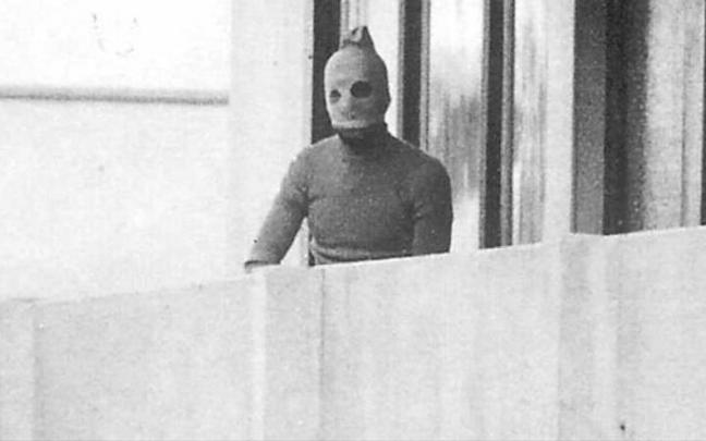 Uno de los terroristas en el alojamiento del equipo olímpico israelí que había sido secuestrado.