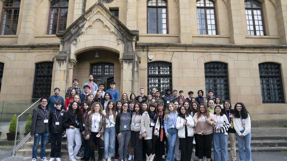 Los embajadores junior de La Asunci&oacute;n en la fachada del centro