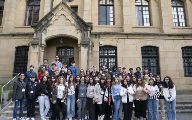 Los embajadores junior de La Asunci&oacute;n en la fachada del centro