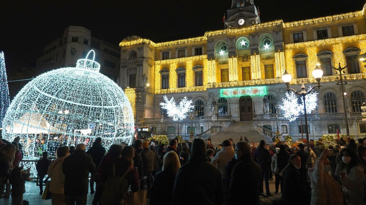 Iluminación navideña del pasado año en la fachada del edificio consistorial que contó con figuras de luces para que interactuaran los viandantes.