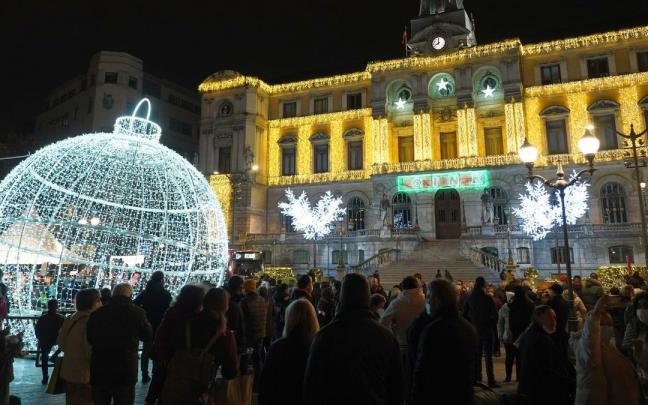 Iluminación navideña del pasado año en la fachada del edificio consistorial que contó con figuras de luces para que interactuaran los viandantes. Iluminación navideña del pasado año en la fachada del edificio consistorial que contó con figuras de luces para que interactuaran los viandantes.