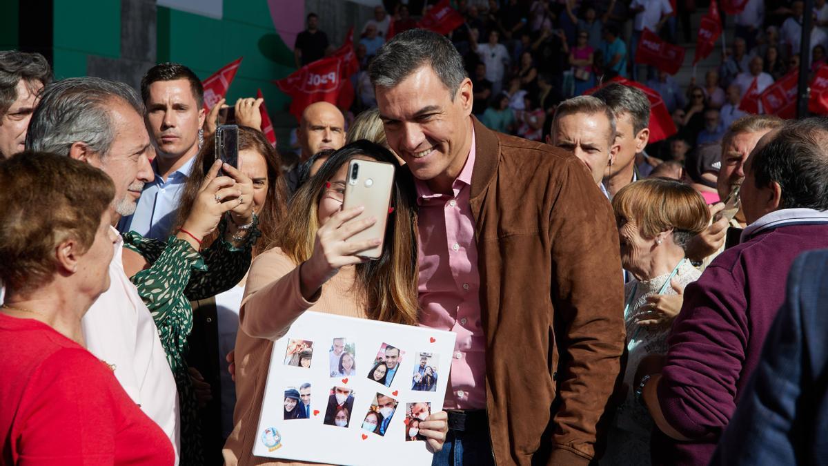 El presidente del Gobierno español y secretario general del PSOE, Pedro Sánchez, se fotografía con simpatizantes socialistas en un acto político.