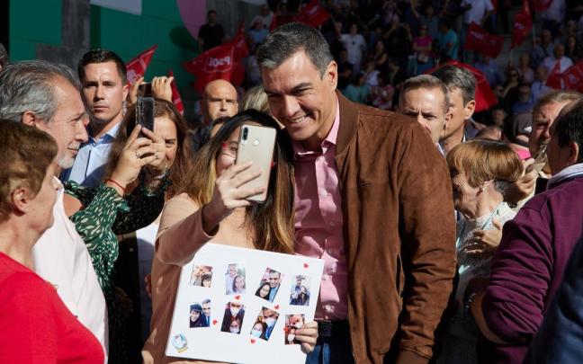 El presidente del Gobierno español y secretario general del PSOE, Pedro Sánchez, se fotografía con simpatizantes socialistas en un acto político.