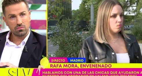 Rafa Mora, hablando en 'Sálvame' con una de las jóvenes que lo ayudó.