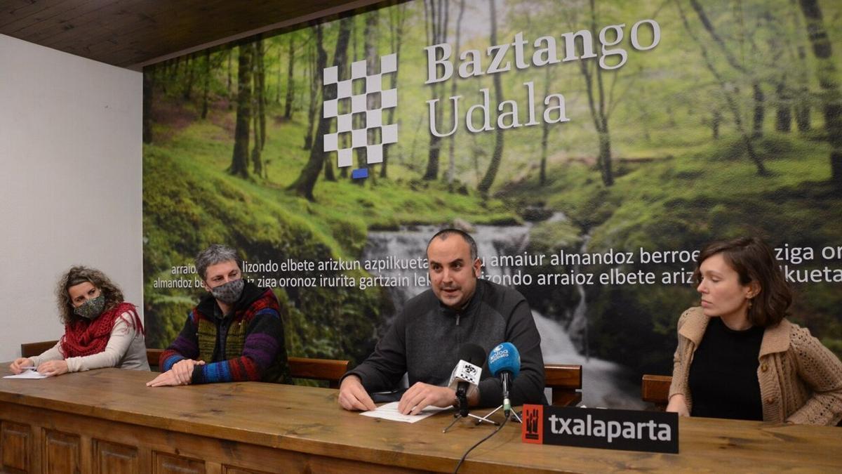 Eneko Barberena, ganador de la V. edición, con representantes de las entidades organizadoras de la beca.