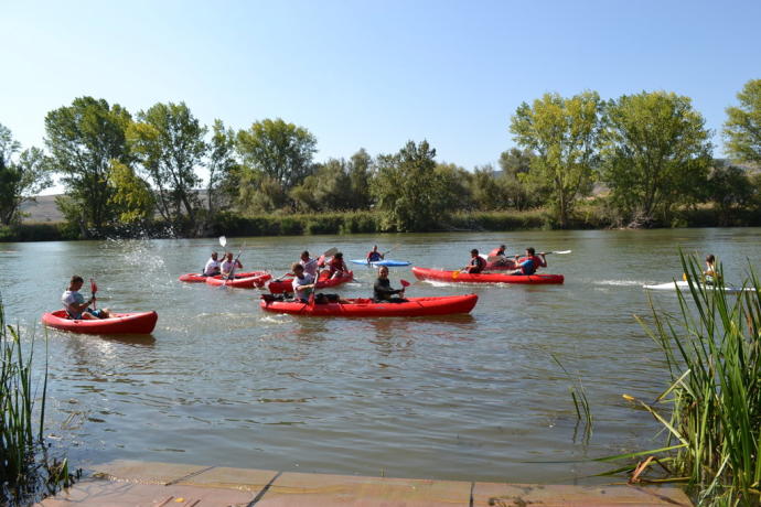 Personas realizando un descenso en Kayak por el río Ebro