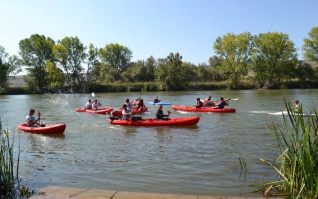Personas realizando un descenso en Kayak por el río Ebro