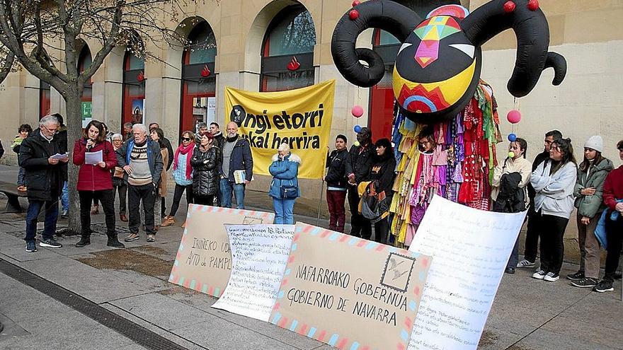 La concentración de la Coordinadora Antirracista de Navarra, mostrando sus reivindicaciones.