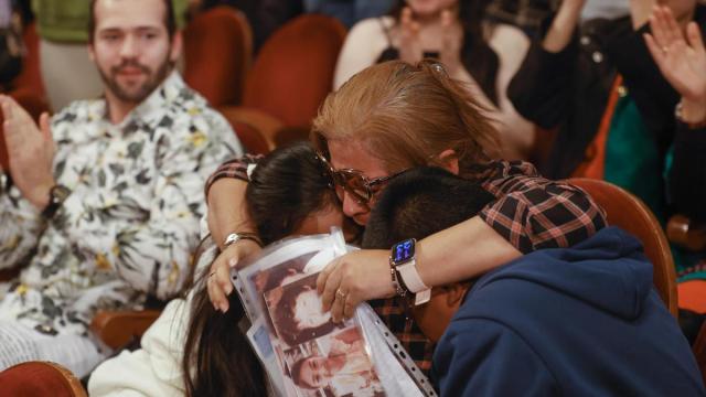 La mujer agraciada con el Gordo cuando presenciaba el sorteo en el Teatro Real.
