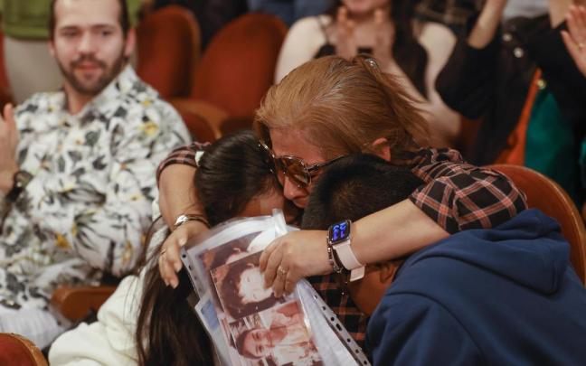 La mujer agraciada con el Gordo cuando presenciaba el sorteo en el Teatro Real. La mujer agraciada con el Gordo cuando presenciaba el sorteo en el Teatro Real.