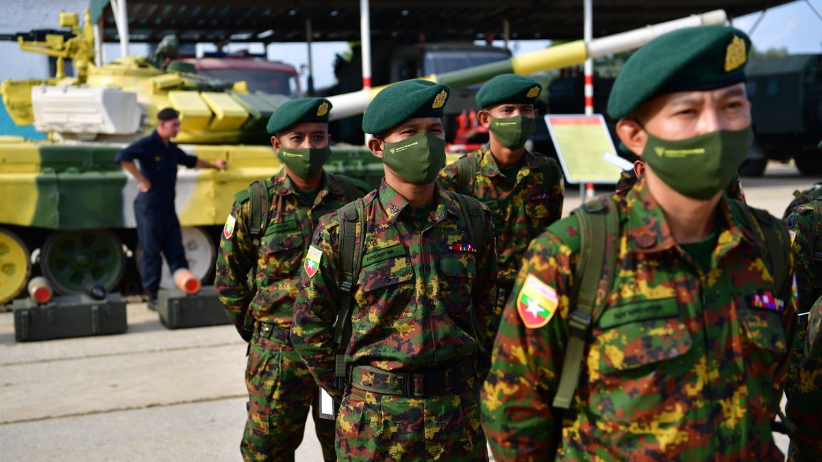 Militares del ejército birmano.