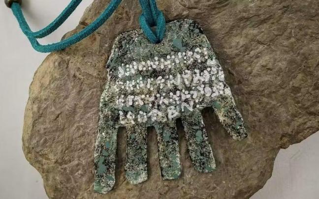 El collar con la mano de Irulegi creado por Iñigo Aranburu.