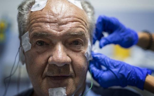 Personal de la Unidad de Sueño del HUN coloca los electrodos a Luis Bezunartea para hacerle el estudio.